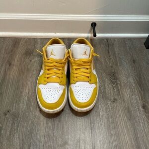 Men’s size 9 Jordan 1 Low Pollen Men’s